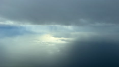 cielo frío de invierno con nubes de nieve, nevando sobre el mar mediterráneo