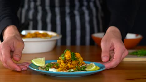 hombre chef presentando tacos y revisando el plato si está completo
