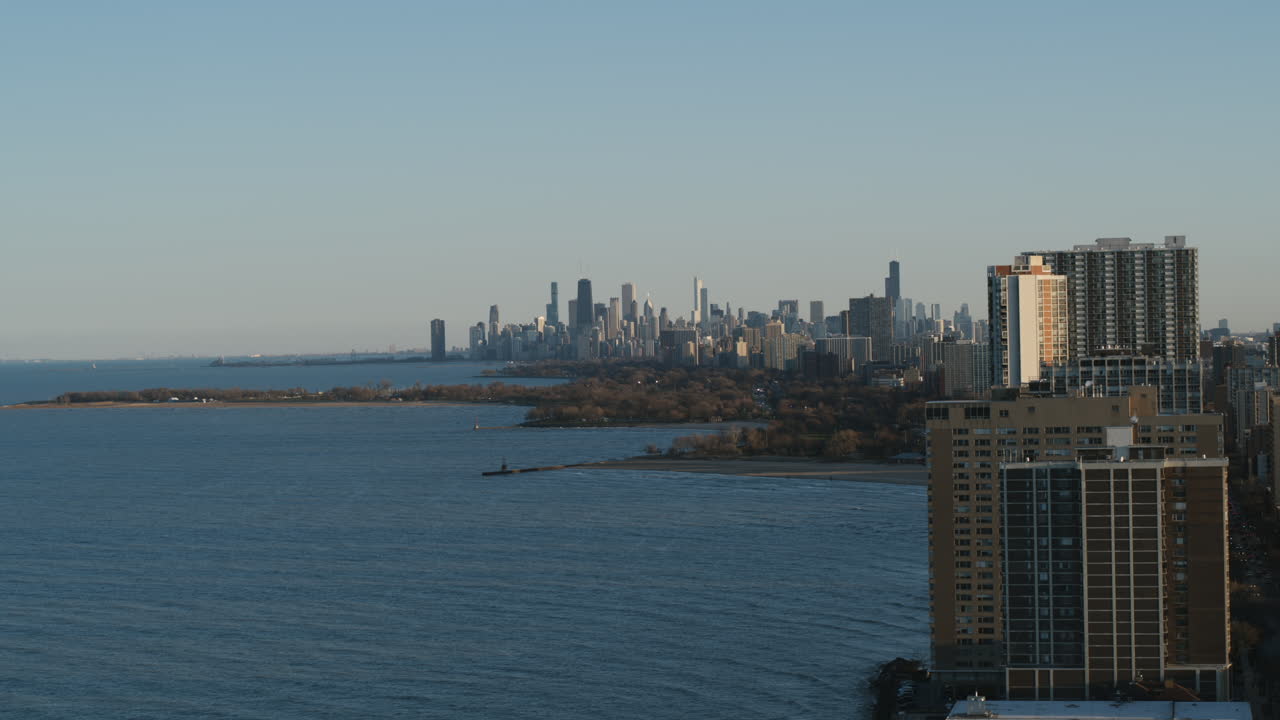시카고 북쪽의 겨울 날의 공중 영상, 미시간 호수와 시카고 시내의 스카이 라인이 늦은 오후 배경입니다.
