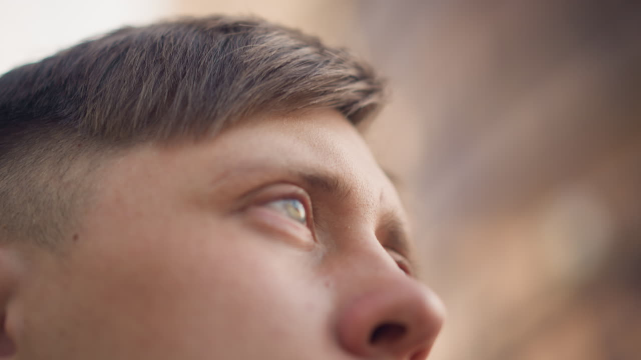 황혼녘에 평화로운 표정으로 편안하게 있는 신사, 석양의 순간에 평온하게 응시하는 차분한 남성, 해가 지는 배경 속에서 평온함과 온화한 태도를 보이는 평화로운 남자