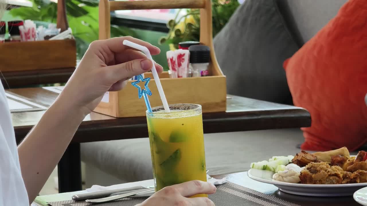 레스토랑 에서 술 을 마시고 있는 여자