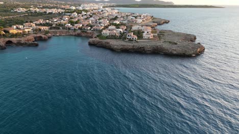 Descripción-General-De-Un-Pequeño-Pueblo-De-Cala-Morlanda-Cerca-Del-Mar-Turquesa-En-Mallorca,-España