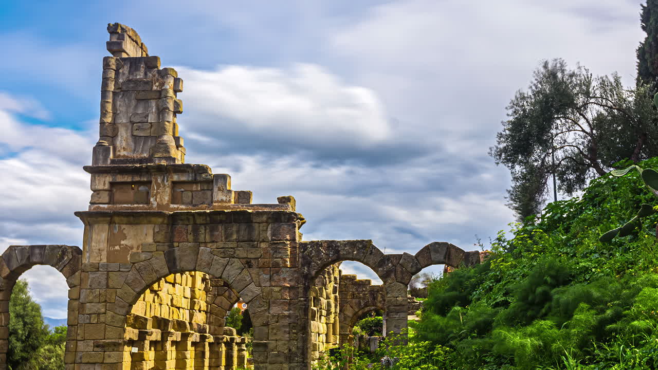 timelapse древних руин тиндари греческий театр театра греко ди тиндари, сицилия с облаками, дрейфующими над головой во время путешествия в солнечный день
