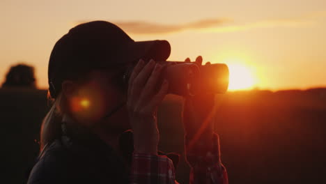 Eine-Frau,-Die-Durch-Ein-Fernglas-Bei-Sonnenuntergang-Reisen-Und-Safari-Konzept-4k-Video-Schaut