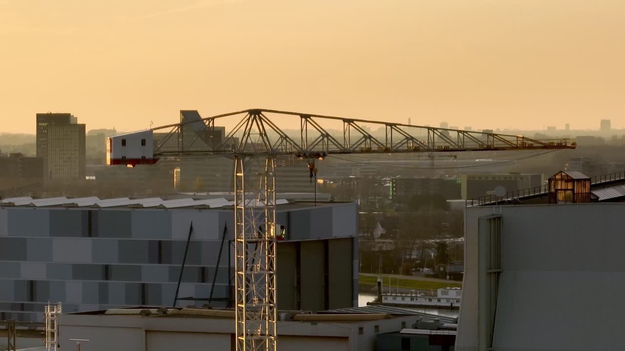 Gru da cantiere nella città di Rotterdam, Paesi Bassi.