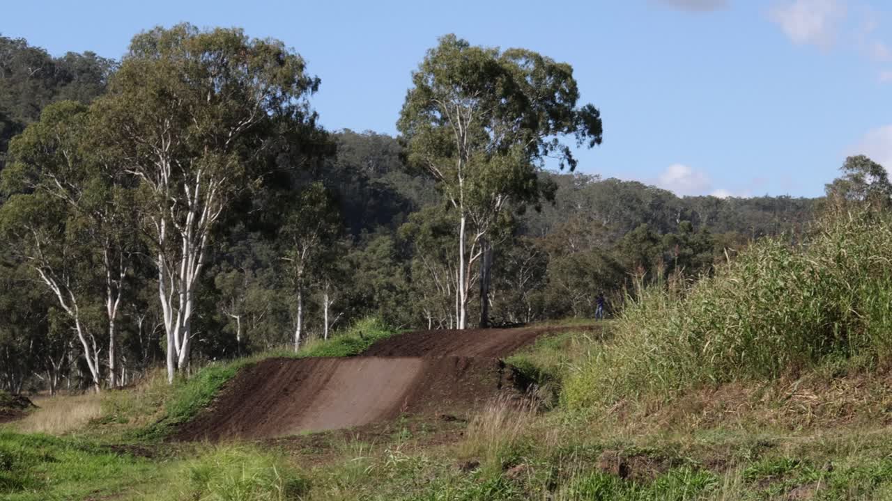ciclista navegando por una pista de tierra en un entorno natural