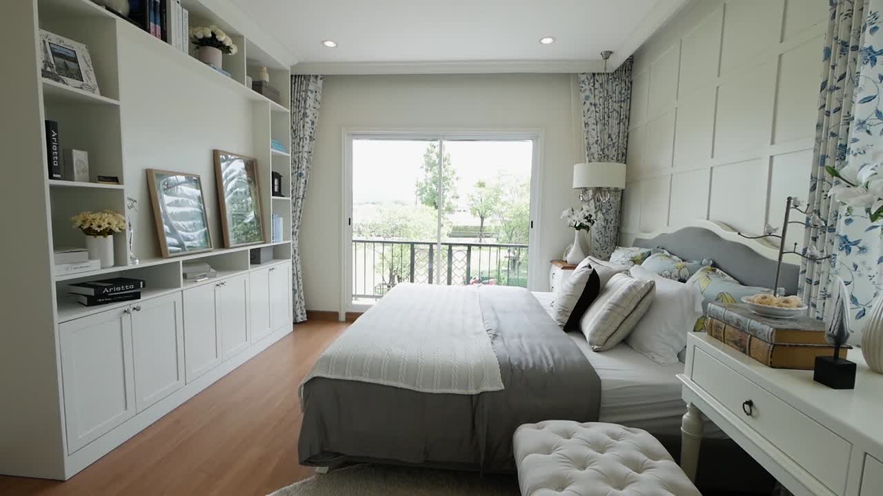 idea de decoración de dormitorio elegante completamente amueblado con iluminación natural