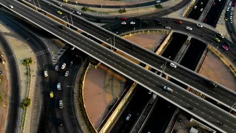 vista superior de la autopista, el tráfico vial es una infraestructura importante en bangkok, tailandia.
