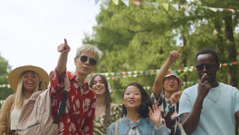 amigos en un festival de música al aire libre