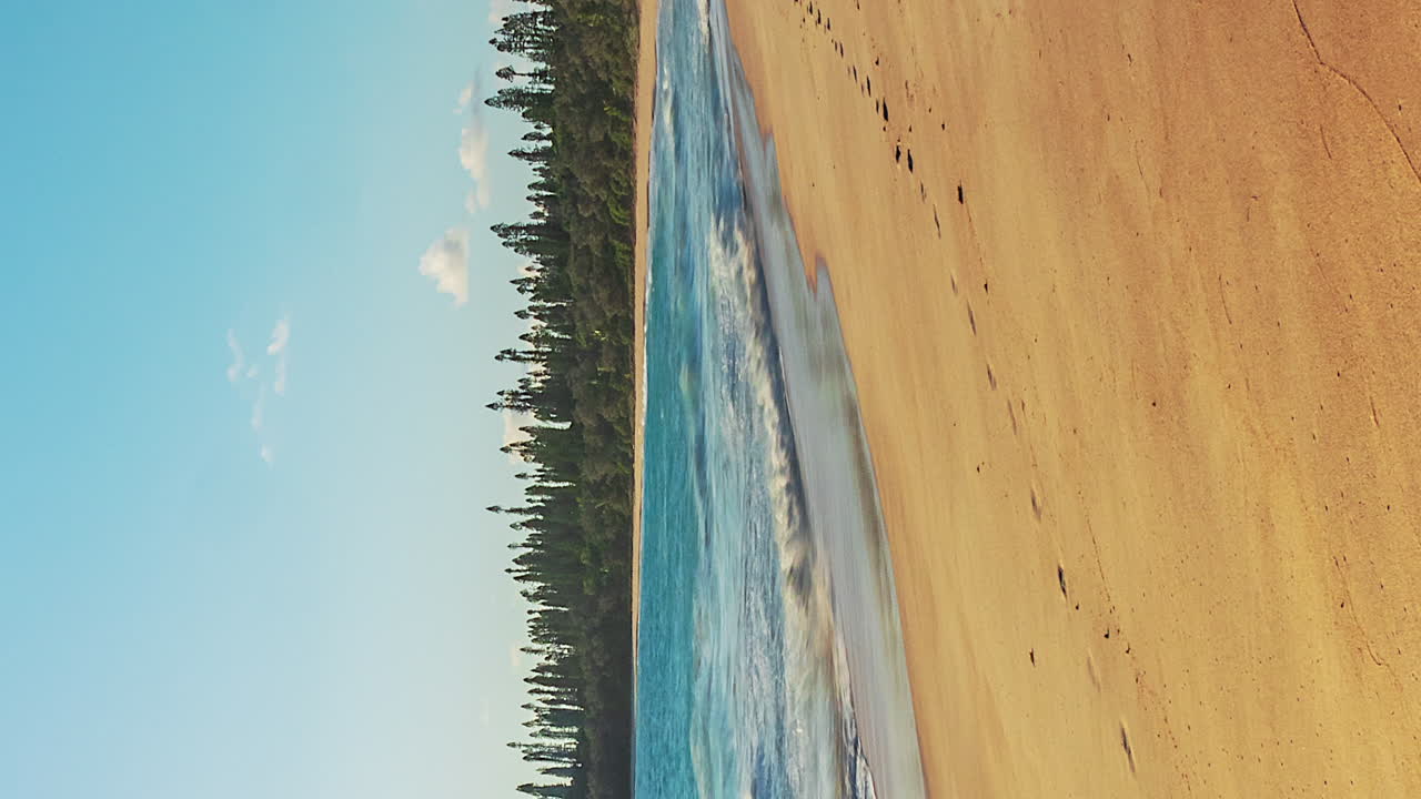timelapse vertical orientado de olas en la playa de baie des rouleaux, isla de pinos