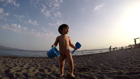 Imágenes-Amplias-De-Un-Niño-Jugando-En-La-Playa-Kalamata,-Grecia