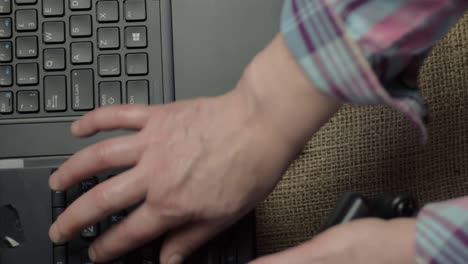 Hände-Und-Finger-Tippen-Auf-Der-Laptop-Tastatur-Und-Verwenden-Ein-Telefon-Flatlay-In-Mittlerer-Aufnahme