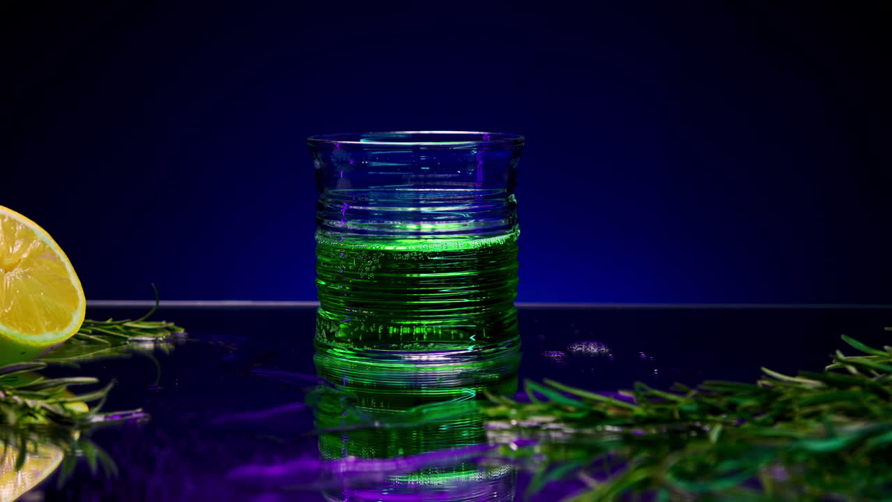 cóctel verde con limón y romero