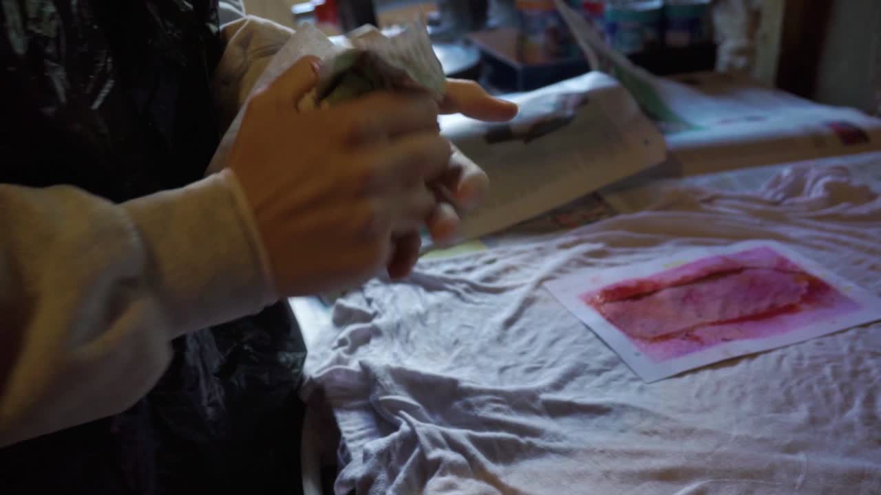 사용한 신문을 긁어모으다