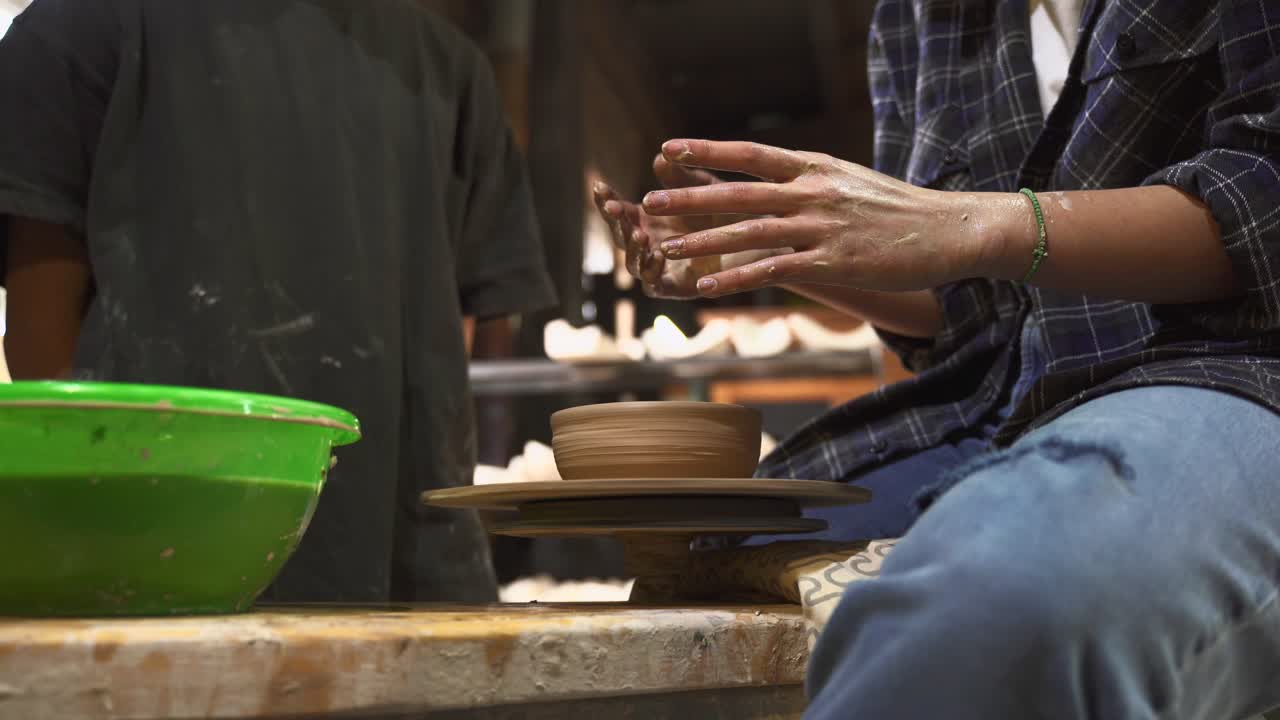 陶器ワークショップ: 粘土の形づくり