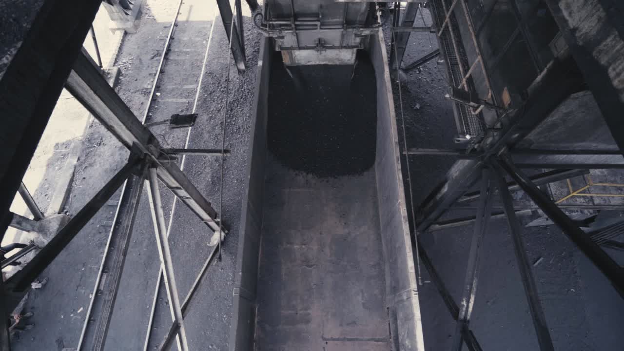 광산 현장에서 철광석 으로 가득 찬 철도 마차