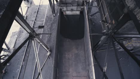vagón de ferrocarril lleno de mineral de hierro en el sitio de minería