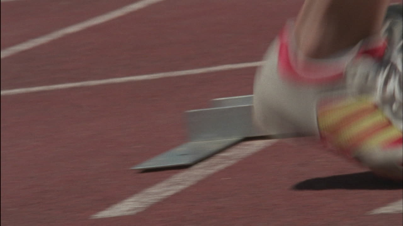 주자는 발을 블록에 놓고 경주를 시작합니다.