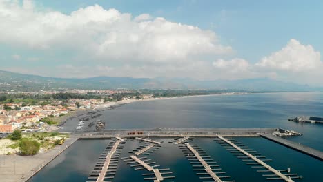 Aéreo,-Gran-Puerto-Deportivo-Vacío-Con-Pontones-Desalineados,-Marina-Di-Riposto,-Italia