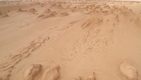 paisaje de terreno de erosión eólica, forma de terreno de yardang.