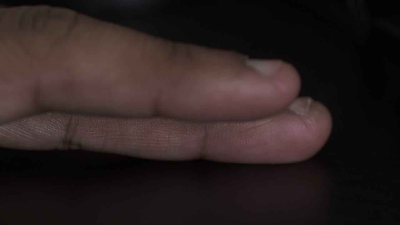 소수 민족 손가락이 검은 책상을 번갈아 가며 두드리고 있다