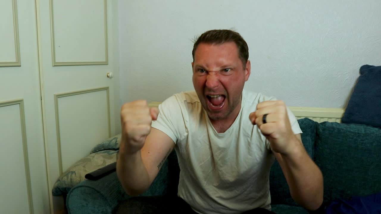 tv에서 스포츠를 보는 남자