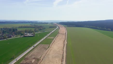 Luftaufnahme-Einer-Im-Bau-Befindlichen-Autobahn-Mit-Arbeitsbereichen-Und-Ausrüstung