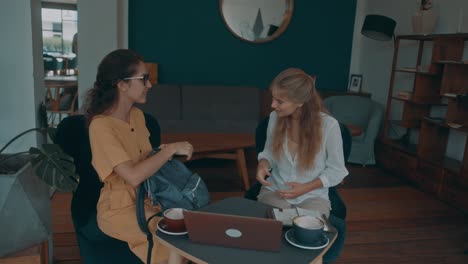 businesswomen meeting in a coffee shop