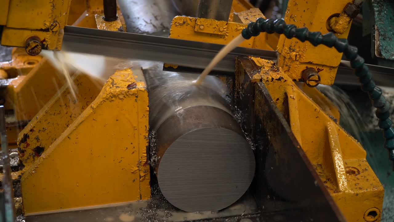 herramienta de corte de sierra de banda barra de acero por alimentación automática, máquina de corte de alto rendimiento, barra de corte de acero, corte de alta velocidad, sierra de cinta para uso industrial