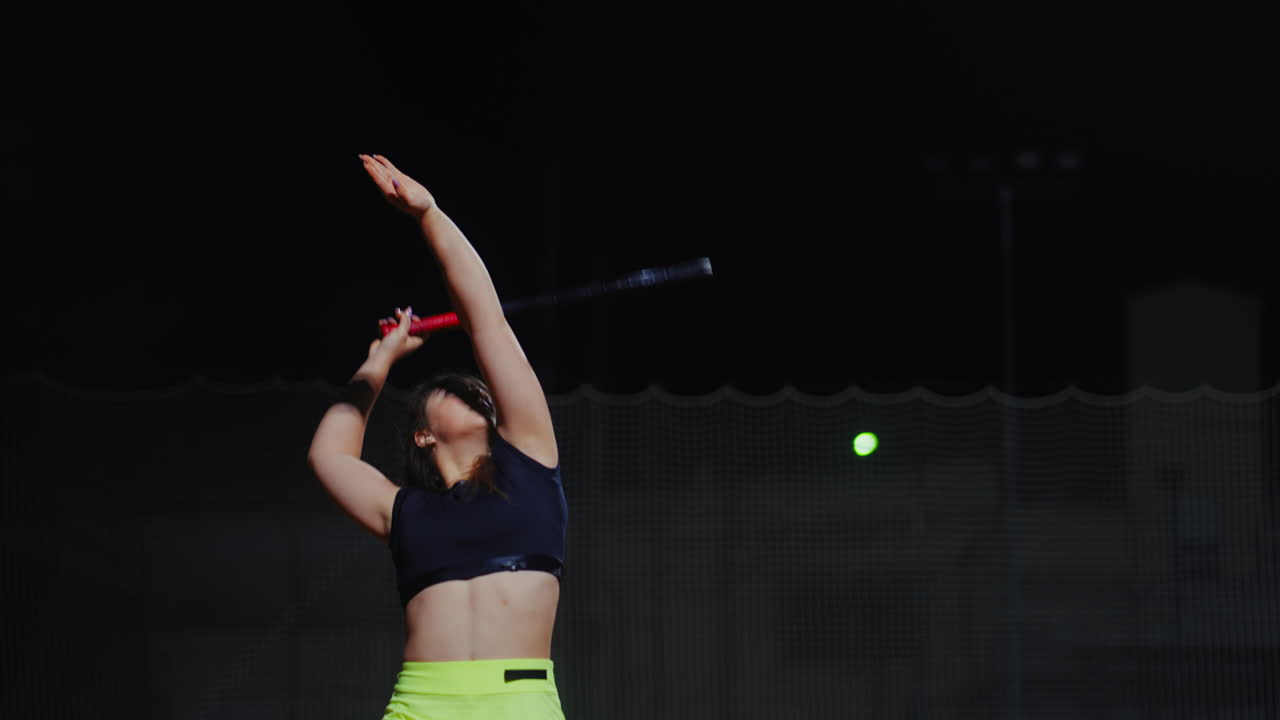 밤에 테니스를 하는 여자