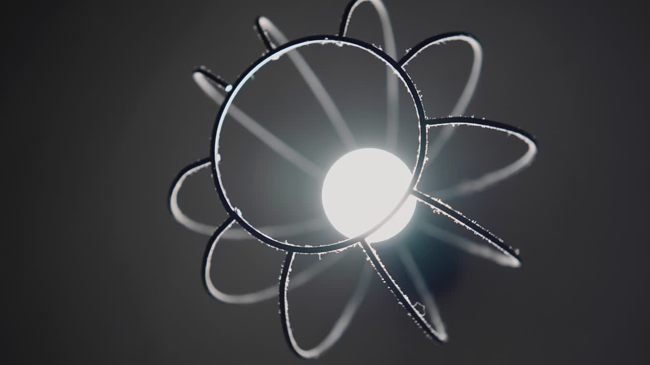 la cámara gira una vieja lámpara de metal polvorienta en el techo. fotos frescas del dispositivo de luz