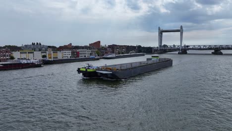 imágenes aéreas de una barcaza de contenedores en el río oude maas en dordrecht, países bajos