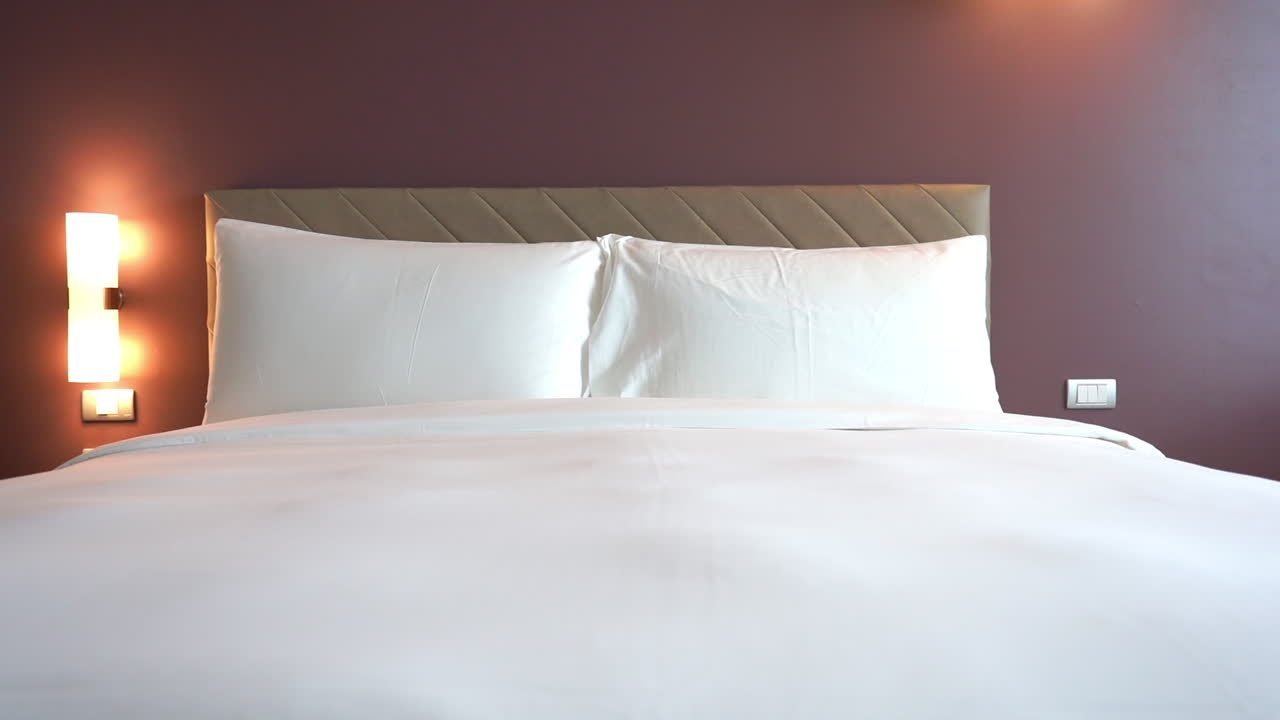 panorámica lenta en la cama de una suite de hotel