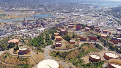 vista aérea de tanques circulares cerca del área industrial de materiales dutra, un contratista de asfalto en california, ee.uu.