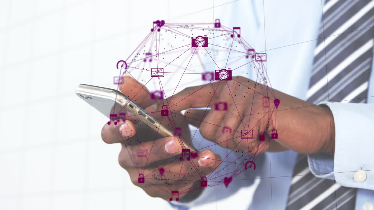 animación del globo de iconos digitales girando sobre la sección media del hombre de negocios que usa un teléfono inteligente