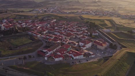 Toma-Panorámica-Lateral-Del-Pueblo-Turístico-Almeida-Portugal-Por-La-Mañana,-Antena