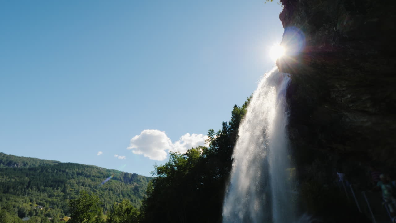 il sole splende attraverso la cascata di steinsdalsfossen nel video norvegia 4k