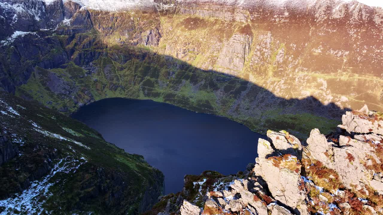 Irland. Imponerende bjerge højt over Coumshingaun Lake. Comeragh Mountains, Waterford. Vinterlandskab i vildmarken