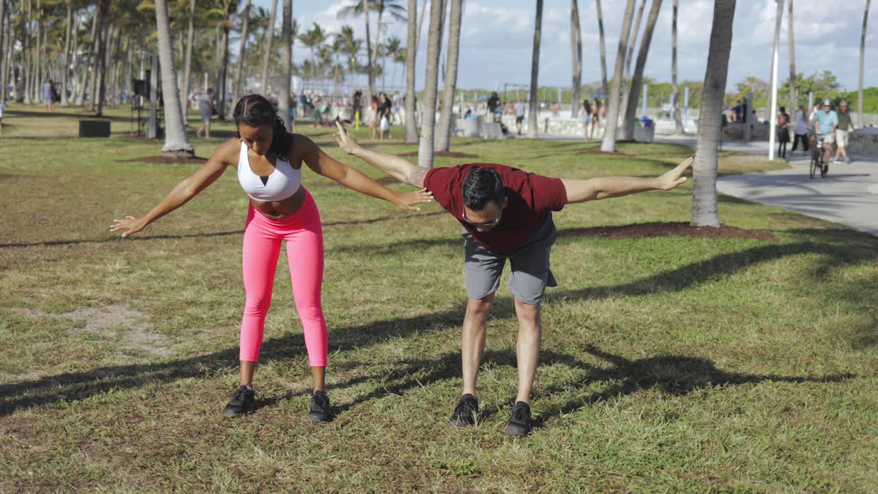 pareja entrenando en el parque juntos
