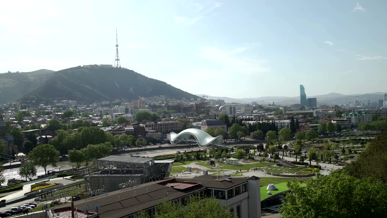 평화의 다리와 함께 티블리시 시내의 전망