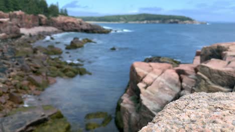 4-Km-Der-Felsigen-Küste-Von-Maine-Mit-Zerklüfteten-Felsen-Im-Vordergrund