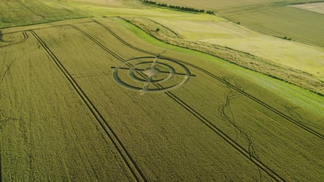 Diseño-De-Círculo-De-Cosecha-De-Campo-De-Trigo-Extraño-De-Hackpen-Hill-En-Tierras-De-Cultivo-De-Cosecha-Verde-Vista-Aérea-órbita-Izquierda