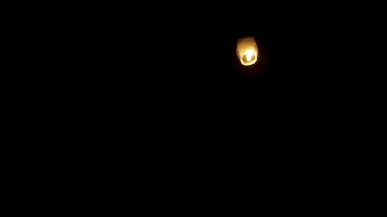Lanterna Volante Luminosa che Sale nel Cielo Notturno Scuro