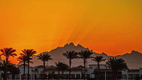 Lapso-De-Tiempo-De-Las-Montañas-De-Hurghada-Al-Amanecer-Con-El-Sol-Naranja-Saliendo,-Egipto