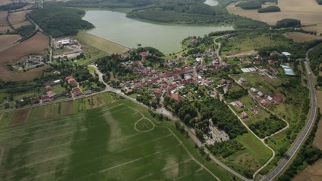 amplia toma aérea de la órbita de la ciudad de dobromierz con una represa de agua y un depósito de agua potable