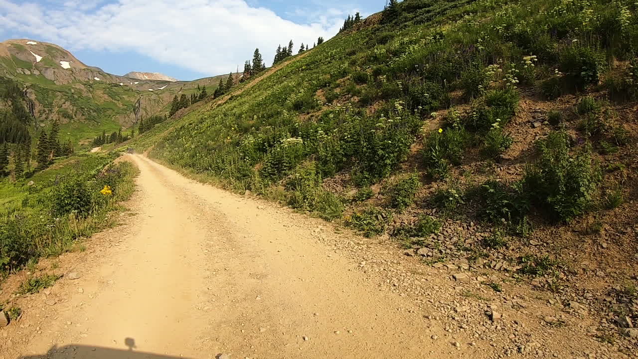 흑곰 패스 트레일에서 운전하는 동안 두 배의 시간과 pov