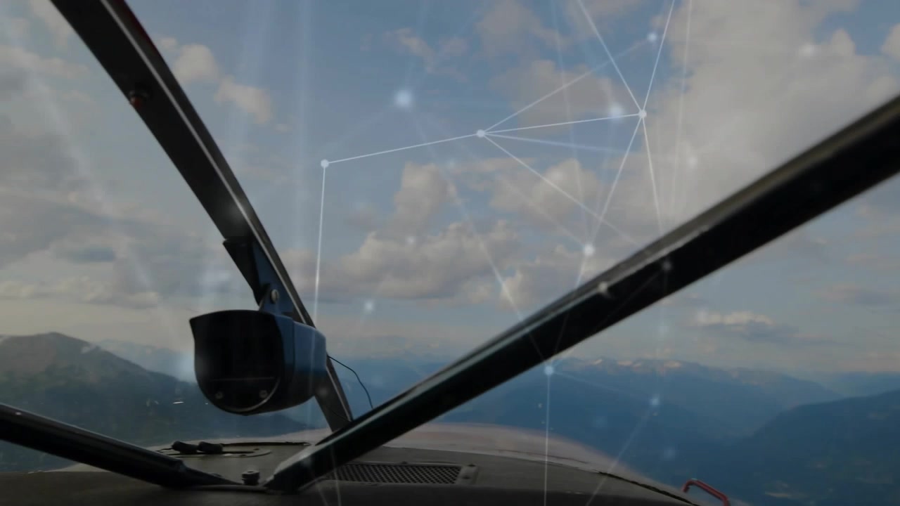 Piloto hablando por los auriculares, manejando el yugo, cambiando de rumbo sobre crestas con HUD en el cristal durante el vuelo.