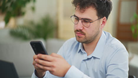 hombre escribe un mensaje de texto en su teléfono inteligente