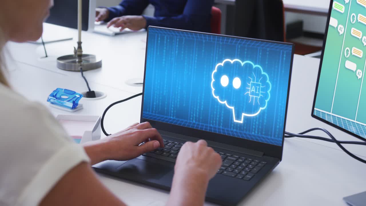 백인 사업가 여성이 사무실에서 스크린에서 데이터 처리를 하는 노트북을 사용하고 있습니다.