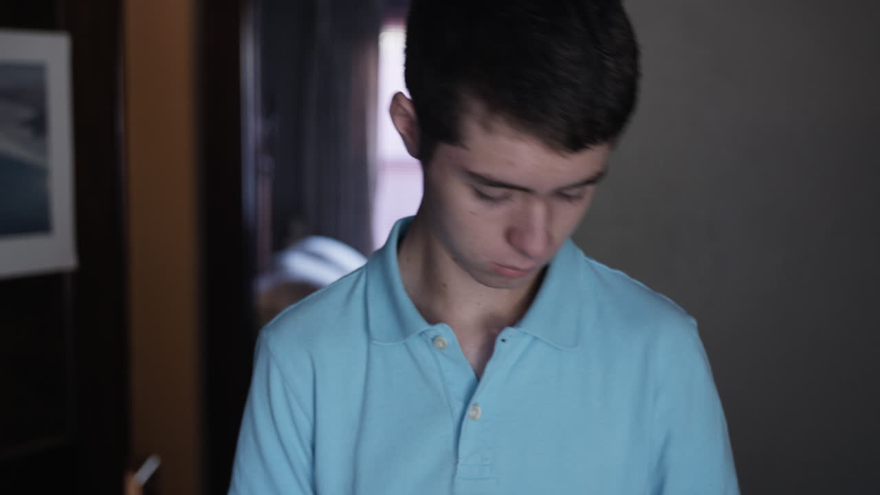 그의 침실에서 학교에 대한 그의 배낭을 포장하는 젊은 남자, 십 대